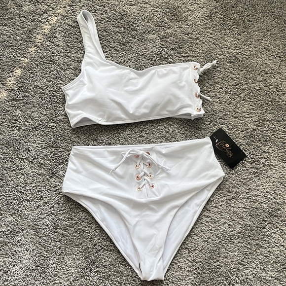 White one shoulder two piece bathing suit - Picture 2 of 8